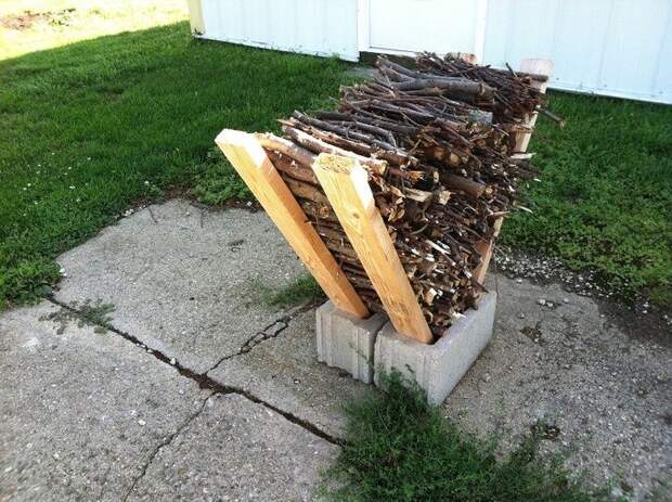 How To Use Cement Blocks In Practical Outdoor Projects Also useful and easy to make, this project is something you can complete in just a few minutes. It’s a homemade kindling dryer which pretty much helps you start a fire by giving you what you need in a practical fashion. To build this thing you need two cement blocks and four pieces of wood.: 