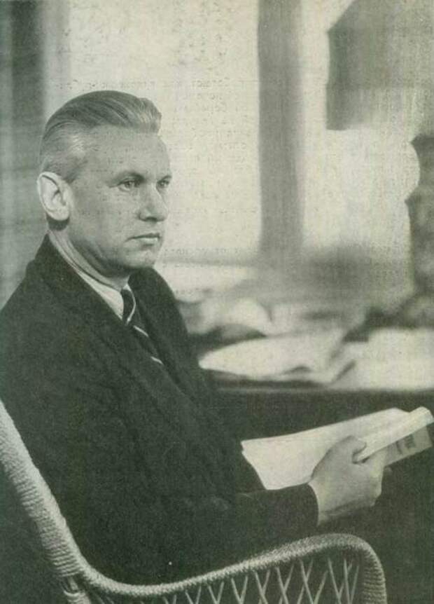 А. А. Фадеев в своем рабочем кабинете, 1947 год. / Фото: www.molodguard.ru А. А. Фадеев в своем рабочем кабинете, 1947 год. / Фото: www.molodguard.ru