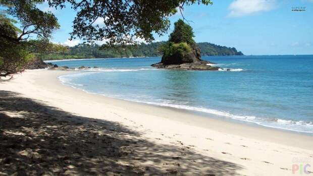 Островок у пляжа