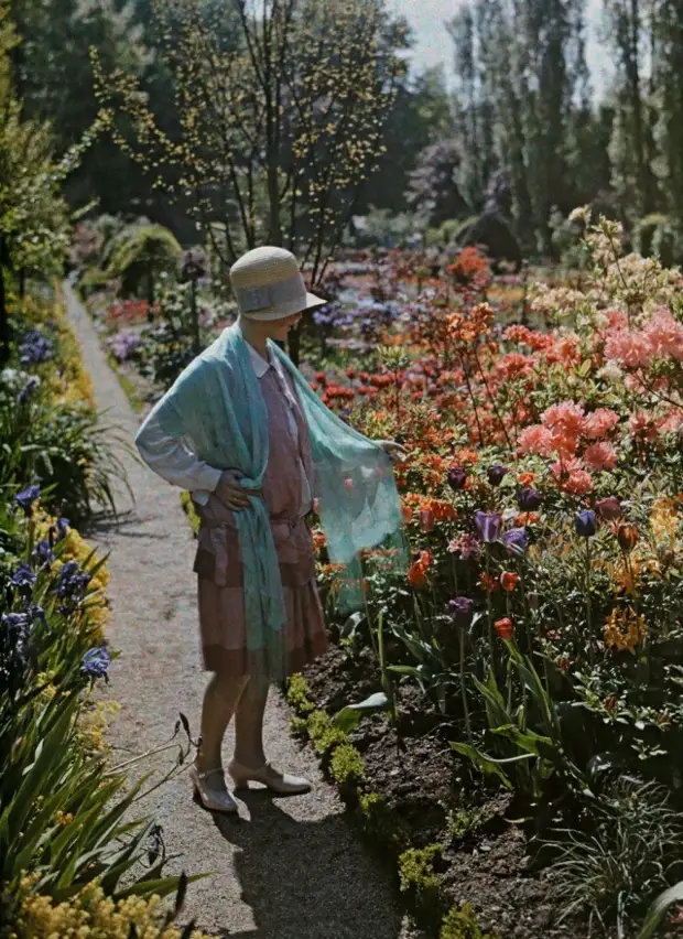 В саду, Баден, Германия, 1928. Автохром, фотограф Вильгельм Тобьен