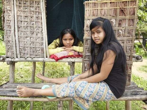 В камбоджийском племени Креунг отцы строят для своих дочерей "хижины л...