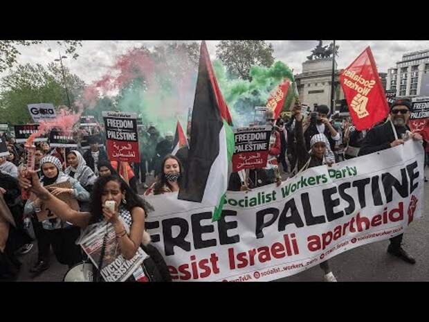 В Лондоне участники акции в поддержку Палестины сожгли флаги Израиля у посольства страны