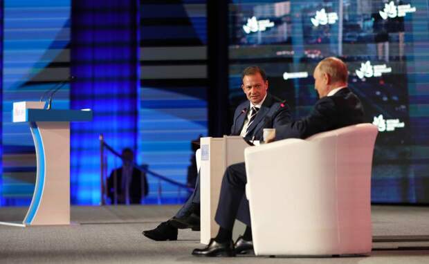 Президент  и  модератор  дискуссии  С.  Брилёв.  Фото    с  официального  сайта  kremlin.ru