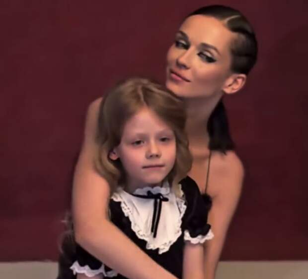 Актриса Софья Синицына показала кадры с фотосессии с дочерью от Табакова