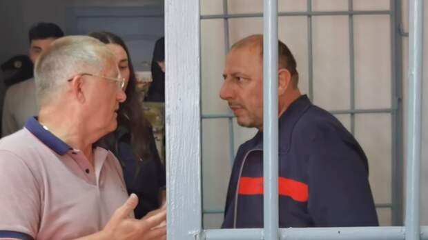 Тот самый представитель диаспоры вполголоса даёт советы Мазахиру Сафарову/Фото: Царьград