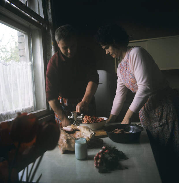 7. Советский боксер Альгирдас Шоцикас помогает жене готовить, 1968 год. СССР, Советская Литва, фотоальбомы