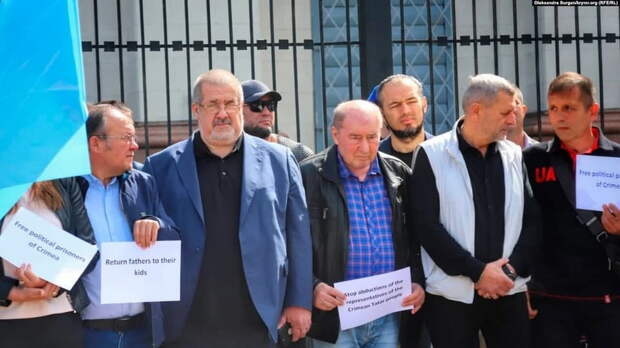 Под посольством РФ собрались экстремисты. Чубаров угрожает уничтожить Россию