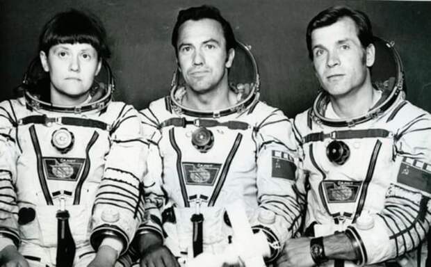 Экипаж орбитальной станции *Салют-7*: Леонид Попов, Александр Серебров и Светлана Савицкая | Фото: kosmo-museum.ru Экипаж орбитальной станции *Салют-7*: Леонид Попов, Александр Серебров и Светлана Савицкая | Фото: kosmo-museum.ru