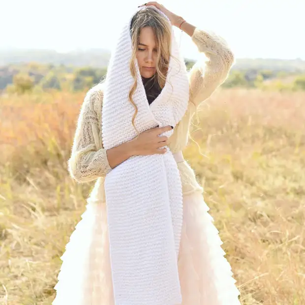 Белый шарф — актуальное дополнение к женским нарядам: 13 обворожительных идей