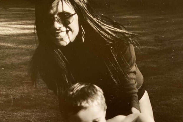 Дизайнер Виктория Бекхэм публично поздравила сына Бруклина с днем рождения