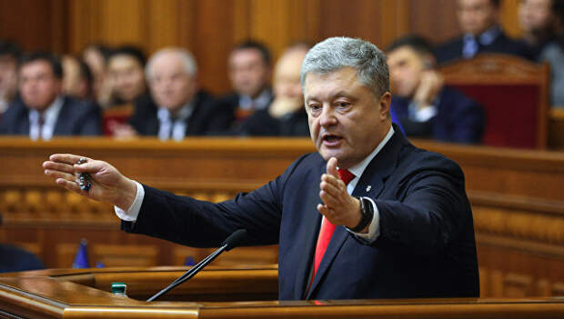 Президент Украины Петр Порошенко выступает на заседании Верховной рады Украины, где рассматривается решение о введении военного положения в стране. 26 ноября 2018 Президент Украины Петр Порошенко выступает на заседании Верховной рады Украины, где рассматривается решение о введении военного положения в стране. 26 ноября 2018