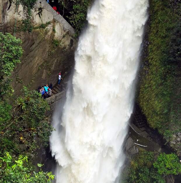 Водопад (Pailon del Diablo) можно увидеть изнутри.