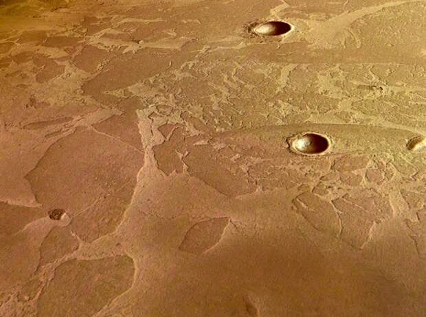 Dust-covered_frozen_sea_near_Martian_equator