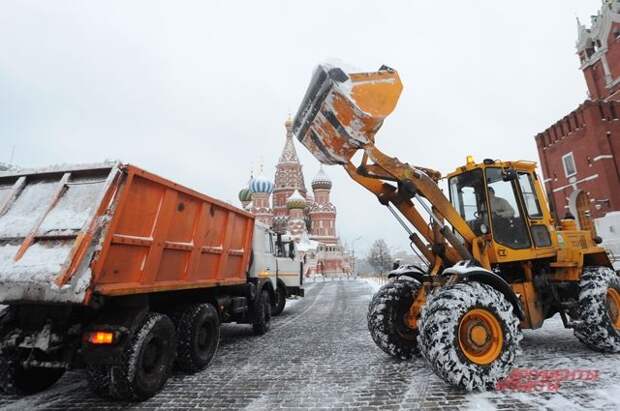 Долой сугробы и лёд! Когда и как убирают снег в Москве?