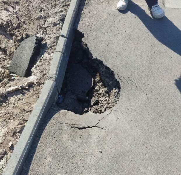 Дорога провалилась на Ленинском проспекте возле "Обжоры"