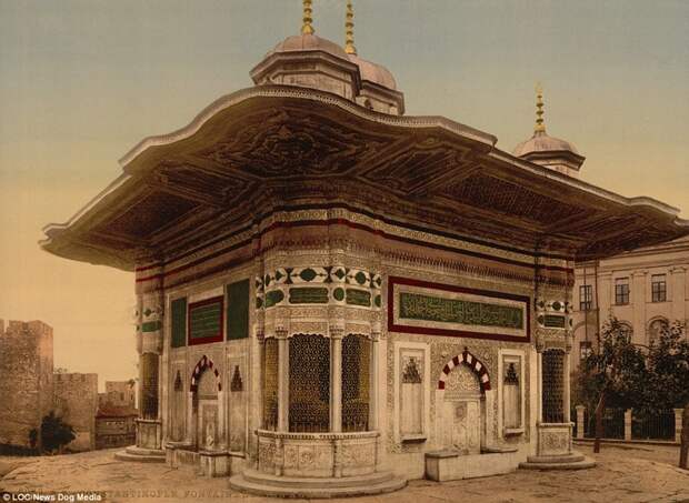 Фонтан султана Ахмеда III - одна из известнейших достопримечательностей города, построен в 1728 году Константинополь, османская империя, старые фотографии, фото в цвете, фотохром