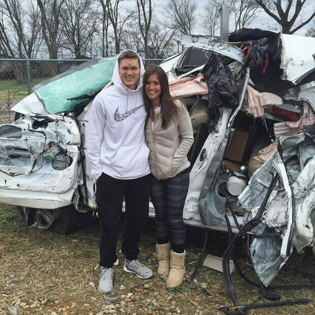 Фото молодой пары, пережившей страшную аварию, придаёт оптимизма тысячам людей в Фейсбуке авария, история, молодая пара, фейсбук