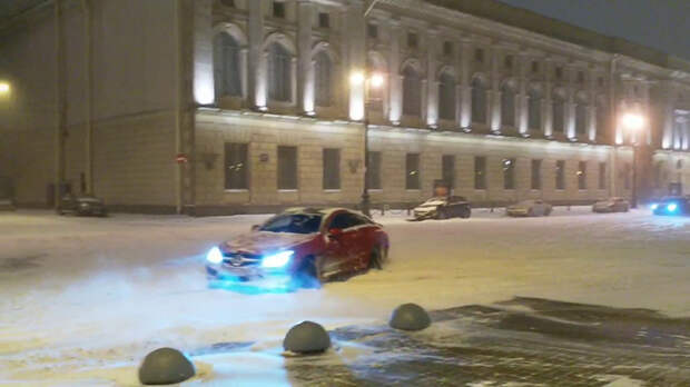 Снег вывел на улицы Петербурга дрифтеров. Особо «выдающихся» — в центр