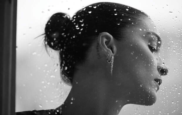 ПЛАТЬЕ, Fendi; СЕРЬГИ GÉOMÉTRIE & CONTRASTE, Cartier High Jewelry (БЕЛОЕ ЗОЛОТО, ОНИКС, ГОРНЫЙ ХРУСТАЛЬ, БРИЛЛИАНТЫ)