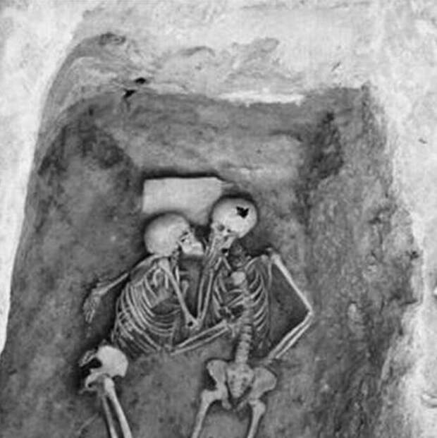 6000-летняя целующаяся пара, которую раскопали в Иране в 1972 году 6000-летняя целующаяся пара, которую раскопали в Иране в 1972 году