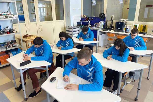 Ямальские школьники стали лучшими на Едином государственном экзамене, получив максимальные баллы по химии и литературе