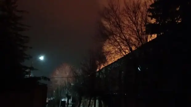 В подмосковном Серпухове горит здание площадью порядка 3000 квадратных метров