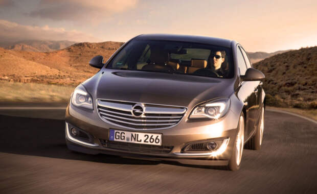 Opel Insignia – автомобиль среднего класса, продающийся в России с 2009 года.