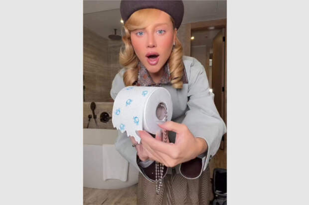 Сумку Moschino в виде рулона туалетной бумаги высмеяли в сети фразой «идеально для бывшей»