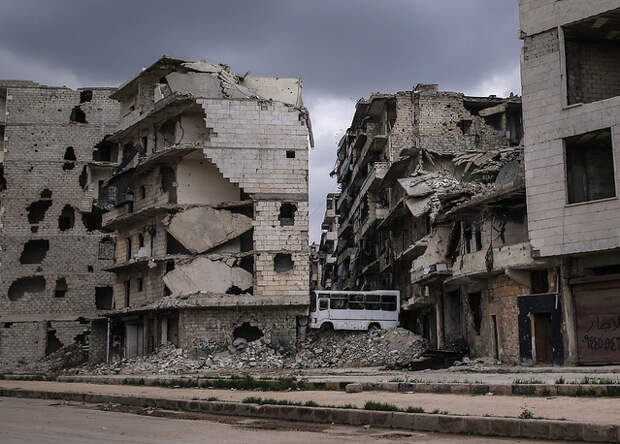 Разрушенные дома при въезде в Алеппо, 4 марта