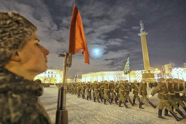 Санкт-Петербург. Военнослужащие на Дворцовой площади во время репетиции парада в часть 75-й годовщины полного освобождения Ленинграда от фашистской блокады. Фото Александр Демьянчук/ТАСС