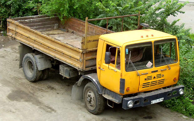 Передняя ось, видимо, «выпотрошенная» родная, а задний мост – ЗИЛ-130. Фото сделано в Алмате грузовик, колхида