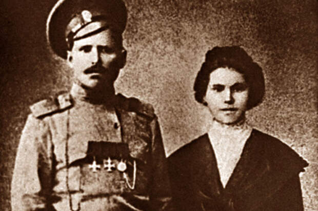 Василий Чапаев с женой. 1915 год