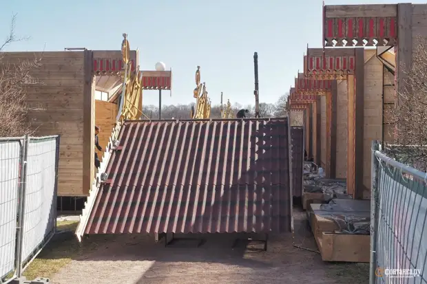 На Марсовом поле строят домики в русском стиле. Это — ко дню рождения Петра I