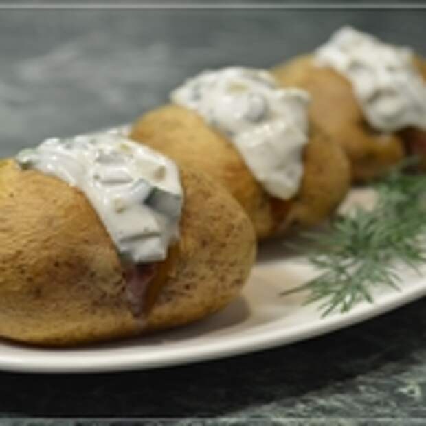 Картошка в духовке с салом и вкуснейшим сметанным соусом