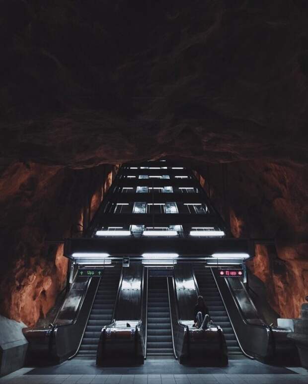 На станции стокгольмского метрополитена под названием «Родхусет» установлен единственный в мире волшебный эскалатор.