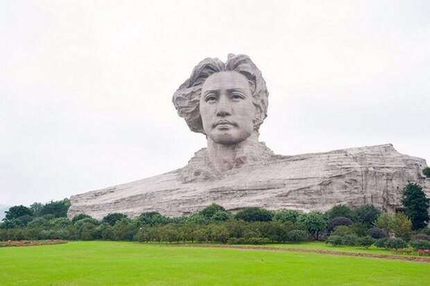Статуя Мао Цзэдуна.