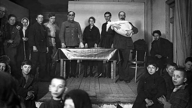 Октябрины и революционные крестные. /Фото: im.kommersant.ru Октябрины и революционные крестные. /Фото: im.kommersant.ru