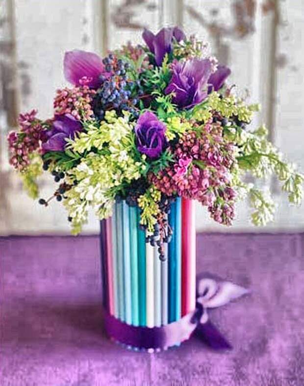 Оригинальный вариант декорировать вазу при помощи обычных  цветных карандашей, что станет находкой для любого интерьера.