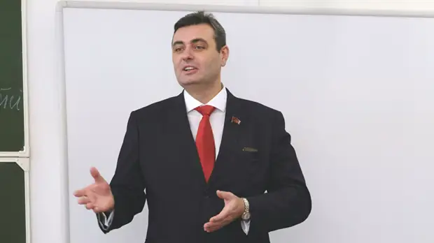 Подозреваемому в развращении ребёнка депутату Самсонову вызвали скорую в зал суда