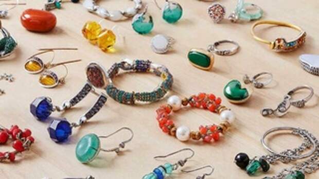 Китайская бижутерия / Фото: создано в нейросети