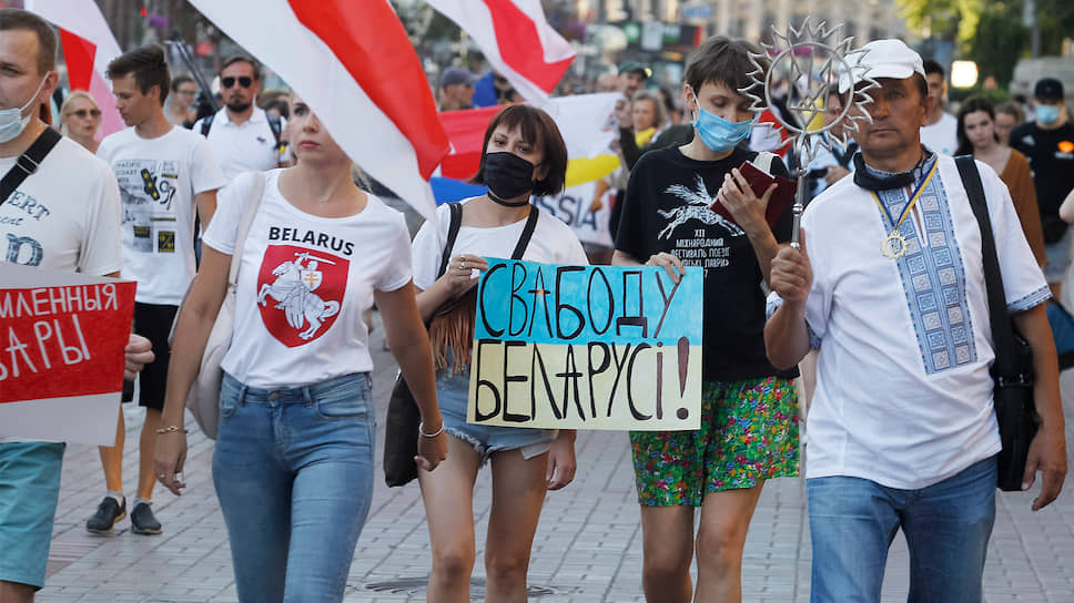 Акция солидарности с белорусскими протестующими на Украине