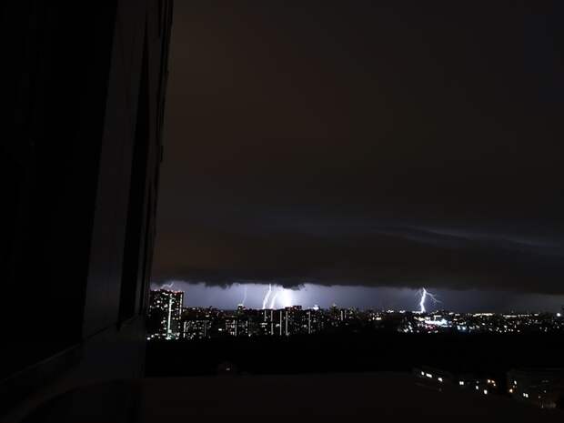 ⛈️ 7 эпичных фото и видео летних гроз в Москве