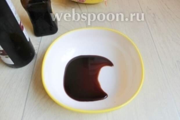 Уксус смешаем с соевым соусом.