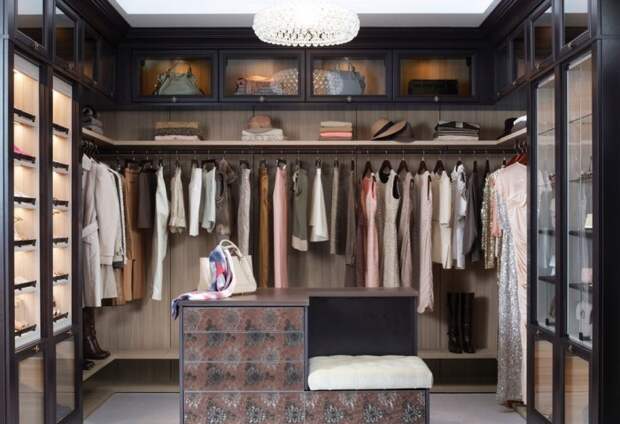 Просторная гардеробная комната, в которой все продуманно до мелочей. Просторная гардеробная комната, в которой все продуманно до мелочей.