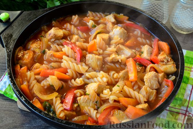 Фото к рецепту: Макароны с мясом в томатном соусе, на сковороде