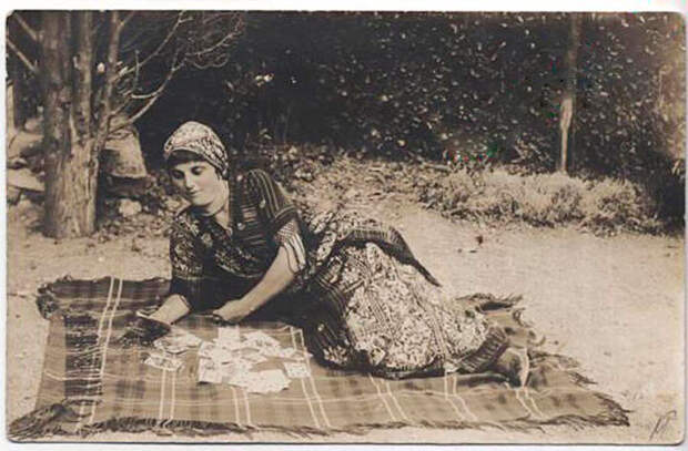Девушка на пляже на Южном берегу Крыма. 1899 год.