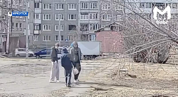 Россияне пожаловались на устроивших стрельбище во дворе подростков