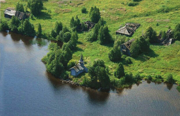 На берегу Онежского озера стоит деревянная крипта