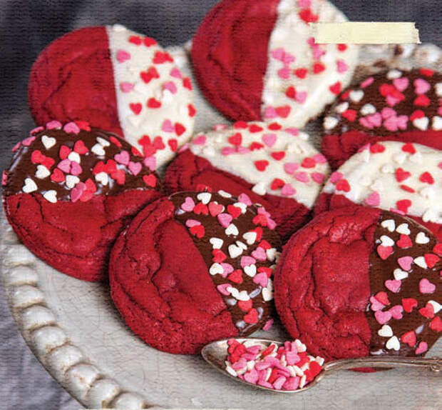 Красное печенье с сердечками