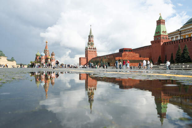 Мужчина с краской и молотком напал на здание музея на Красной площади в Москве